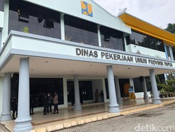 Dikawal Brimob Bersenjata, KPK Geledah Kantor Dinas PU Papua