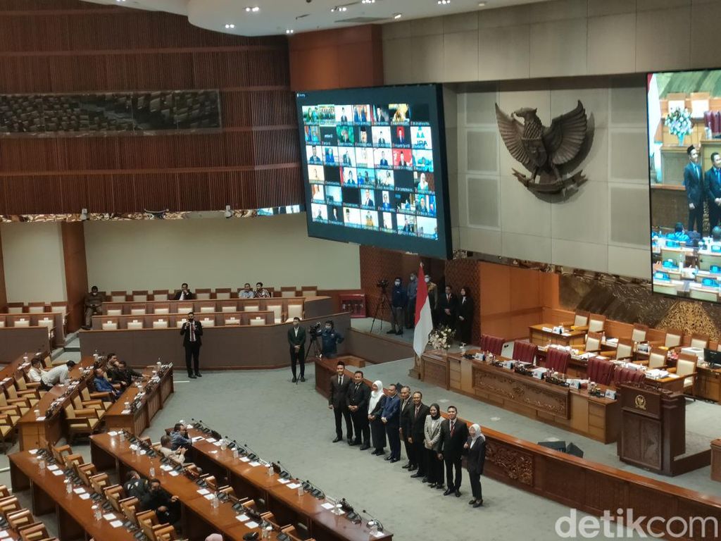 Tok! Paripurna DPR Setujui 9 Calon Anggota KPI Periode 2022-2025 Tok! Paripurna DPR Setujui 9 Calon Anggota KPI Periode 2022-2025