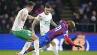 Dilansir Mundo Deportivo, inilah daftar lima pemain di 5 Liga Top Eropa yang paling sering dilanggar sepanjang musim 2022/2023. Nomor lima ada Wilfried Zaha, striker Crystal Palace dari Liga Inggris dengan 57 kali dilanggar (AP)
