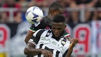 Isaac Success, pemain dari Udinese juga dilanggar 58 kali (AP)