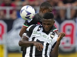 Isaac Success, pemain dari Udinese juga dilanggar 58 kali (AP)