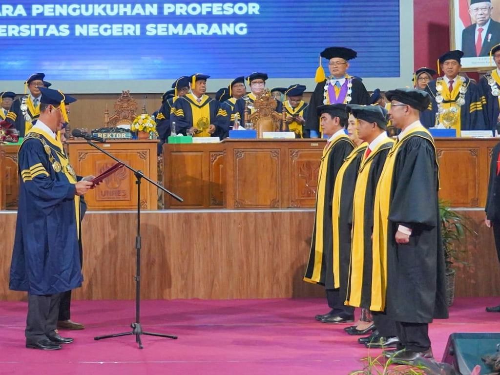 Universitas Negeri Semarang Kukuhkan 4 Guru Besar Sekaligus
