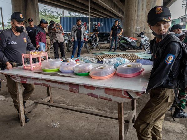 Bangunan Liar di Bawah Jembatan Layang Pelabuhan Tanjung Mas Semarang Dibongkar