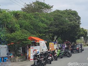 Warga Keluhkan PKL di Trotoar Dekat Mapolda Riau, Pemkot Diminta Tertibkan