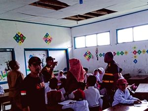 Plafon SD di Sukabumi Berjatuhan saat Gempa, Satu Siswa Terluka