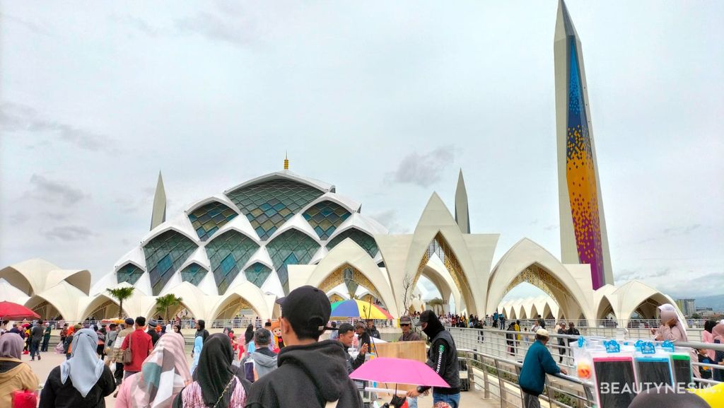Potret keindahan Masjid Al Jabbar yang kini jadi destinasi wisata religi