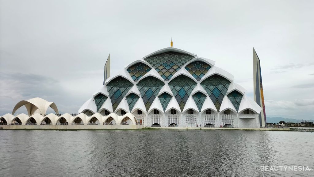 Potret keindahan Masjid Al Jabbar yang kini jadi destinasi wisata religi