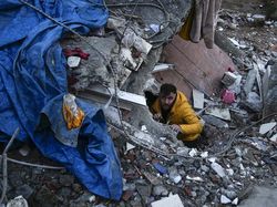 Pilu Jeritan Korban Gempa Tertimbun Reruntuhan Bangunan