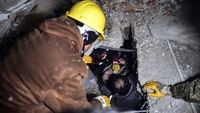 Perjuangan Tim SAR Menembus Celah Reruntuhan Gempa Turki-Suriah