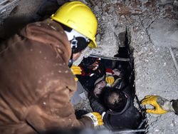 Hadapi Suhu Ekstrem, Korban Gempa Turki Berisiko Alami Hipotermia