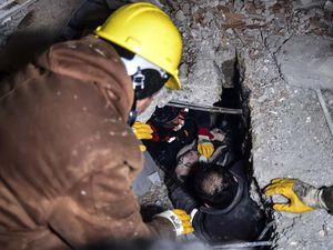 Hadapi Suhu Ekstrem, Korban Gempa Turki Berisiko Alami Hipotermia Hadapi Suhu Ekstrem, Korban Gempa Turki Berisiko Alami Hipotermia