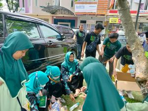PPP Bersihkan Sampah dan Bagi-bagi Makanan Usai Resepsi Satu Abad NU