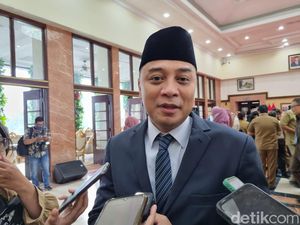 Walkot Eri Minta Sekolah SD-SMP di Surabaya Terima 5 Persen Siswa Miskin Walkot Eri Minta Sekolah SD-SMP di Surabaya Terima 5 Persen Siswa Miskin
