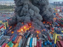 Potret Ratusan Kontainer di Pelabuhan Turki Terbakar Imbas Gempa