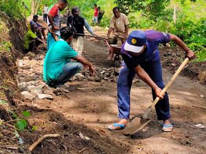Pemuda Pendukung Ganjar Bantu Perbaiki Jalan Raya di Ende