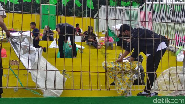 Kompaknya Relawan dan Nahdliyin Bersihkan Sampah Gelaran 1 Abad NU