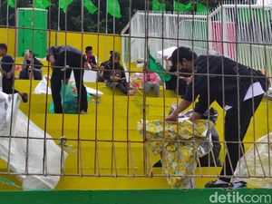 Kompaknya Relawan dan Nahdliyin Bersihkan Sampah Gelaran 1 Abad NU