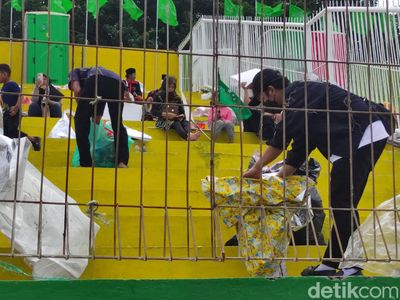 Kompaknya Relawan dan Nahdliyin Bersihkan Sampah Gelaran 1 Abad NU