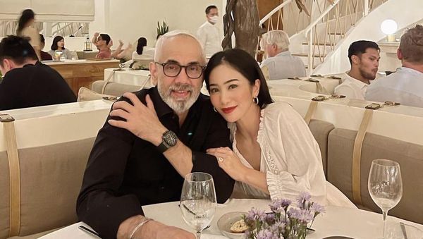 Selisih 18 Tahun, Ini Kemesraan Bunga Zainal dan Suami Saat Kulineran