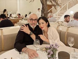 Selisih 18 Tahun, Ini Kemesraan Bunga Zainal dan Suami Saat Kulineran