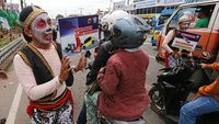 Seniman Daerah Ajak Warga Cirebon Jaga Keselamatan Saat Berkendara