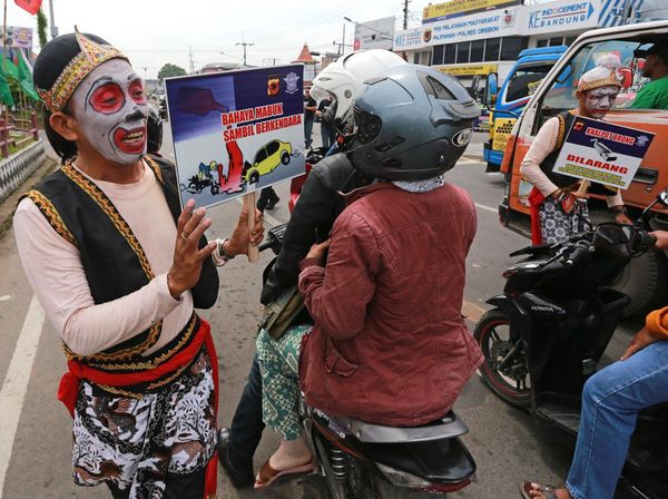 Seniman Daerah Ajak Warga Cirebon Jaga Keselamatan Saat Berkendara