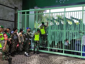 Nahdliyin 1 Abad NU Berdesakan Paksa Masuk GOR Delta, Anak-anak Terjepit