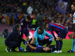 Busquets Cedera Pergelangan Kaki Terancam Absen Lawan MU