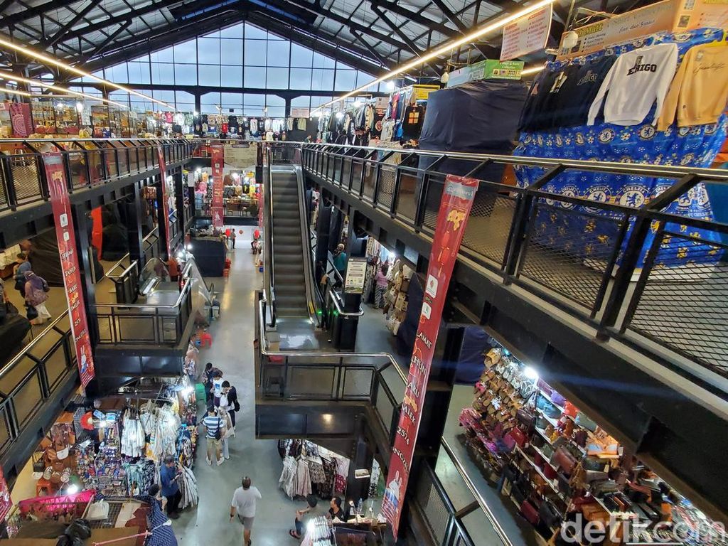 Setahun Teras Malioboro, Pedagang Mengeluh Masih Sepi Pembeli Setahun Teras Malioboro, Pedagang Mengeluh Masih Sepi Pembeli