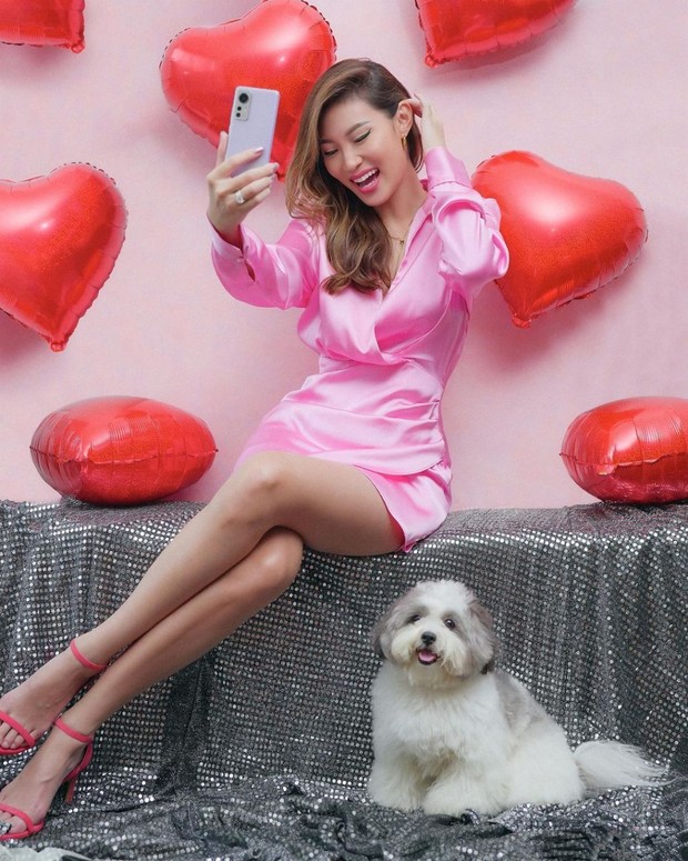 Tampil feminin dengan Silk Dress Pink. Foto Instagram: patriciagouw