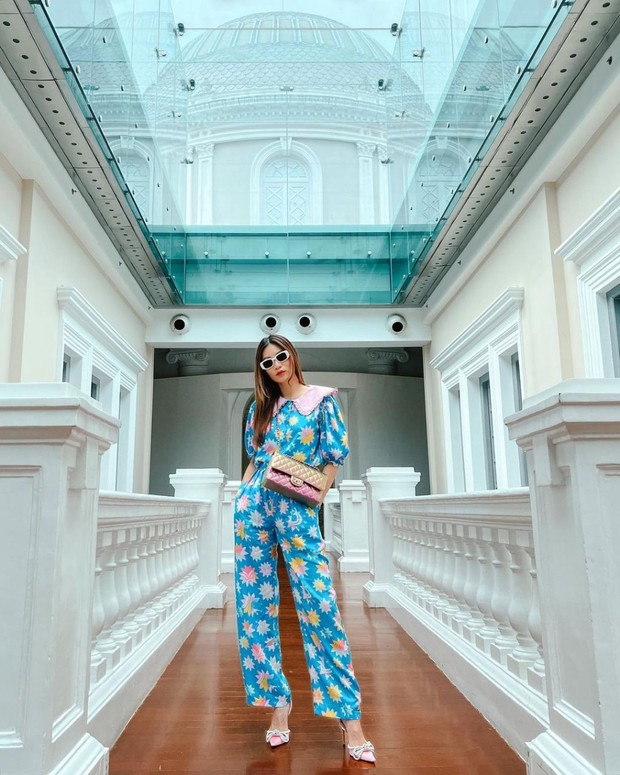 Tampil Lembut dan Play Full dengan Outfit Berwarna Dasar Biru. Foto Instagram: patriciagouw