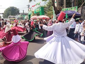 Tarian Sufi Sepanjang 2 KM Ramaikan Puncak 1 Abad NU di Alun-Alun Sidoarjo Tarian Sufi Sepanjang 2 KM Ramaikan Puncak 1 Abad NU di Alun-Alun Sidoarjo