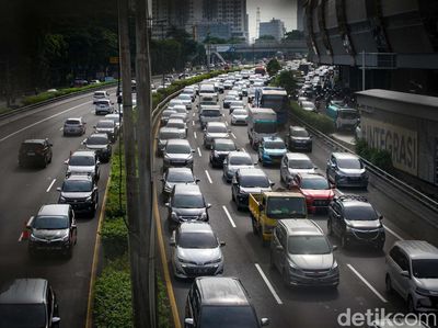 Tol Dalam Kota Macet di Cawang, Contraflow Diberlakukan