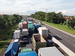 Jutaan Nahdliyin Tumplek Blek di GOR Delta, Tol Waru-Sidoarjo Macet Parah