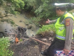 Truk Muat Semen Masuk Jurang di Tabanan, 2 Bocah Ikut Jadi Korban