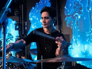 6 Foto Tyo Nugros yang Tak Menua, Intip Tips Hidup Sehatnya