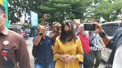 Zoom PHK 1.300 Pekerja, Gara-gara Orang Mulai Ngantor Nih?