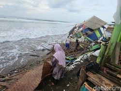 Banjir Rob Terjang Pesisir Sukabumi, Warung-warung Wisata Hancur