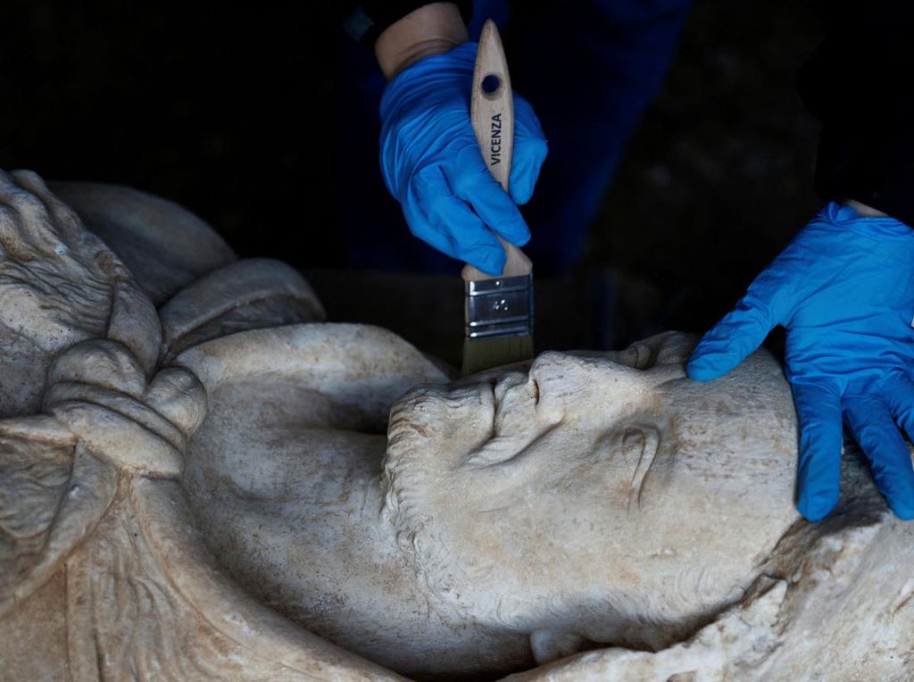 Wujud Patung Romawi Mirip Hercules yang Ditemukan di Selokan Kota Roma
