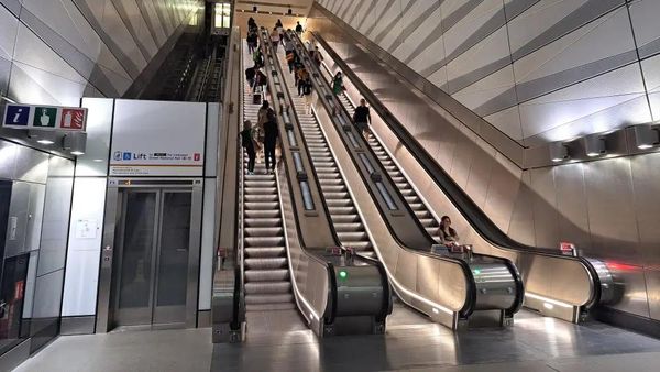 Ada Lift Tapi Jalannya Kayak Eskalator, Sampainya Lebih Cepat!