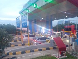 Pendemo Bubar, Akses Tol Jatikarya Kini Sudah Dibuka Kembali