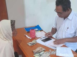 Aksi Unik Warga Kuningan, Bayar Pajak Pakai Celengan