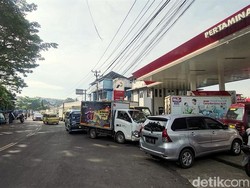 Keluh Sopir Truk Sulit Dapatkan Solar di Sukabumi