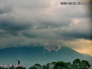 Guguran Awan Panas Merapi Berdampak Kepyur di Wilayah Klaten