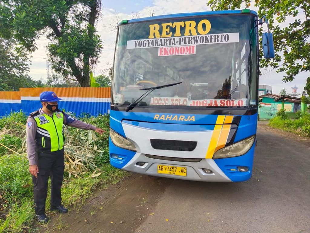 Cekcok Pemotor dengan Sopir Bus di Banyumas Viral, Begini Faktanya Cekcok Pemotor dengan Sopir Bus di Banyumas Viral, Begini Faktanya