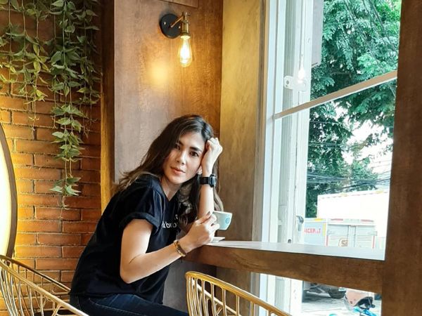 Dee Adnan, Pacar Tyo Nugros yang Hobi Ngopi di Kafe