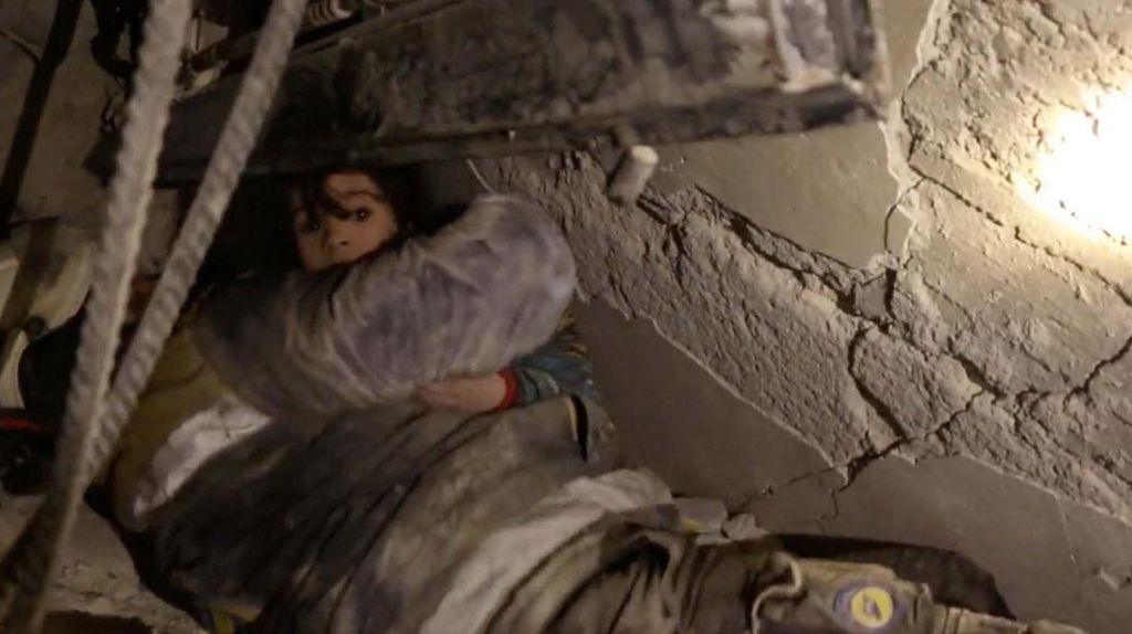 Detik-detik Bocah Diselamatkan dari Reruntuhan Bangunan di Suriah Detik-detik Bocah Diselamatkan dari Reruntuhan Bangunan di Suriah