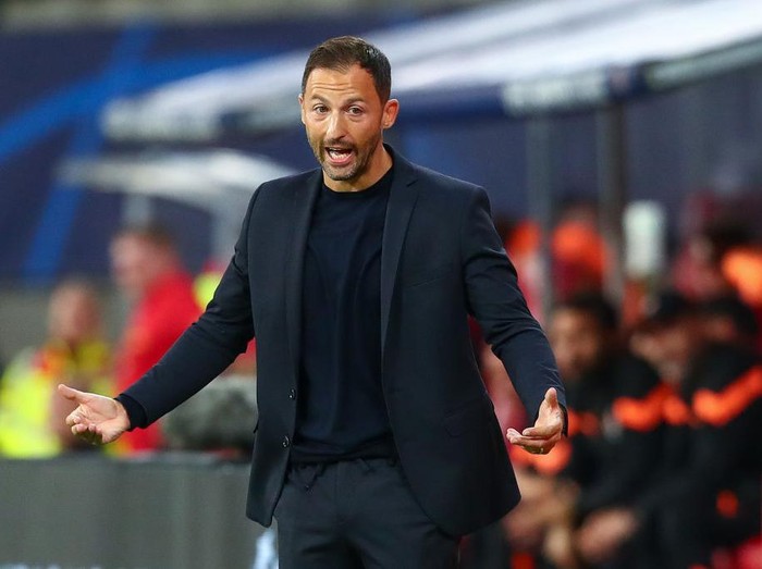 LEIPZIG, GERMANY - SEPTEMBER 06: Head coach Domenico Tedesco of RB Leipzig dissapointed during the UEFA Champions League Group F match between RB Leipzig and Shakhtar Donetsk at Red Bull Arena on September 6, 2022 in Leipzig, Germany. (Photo by Fantasista/Getty Images)