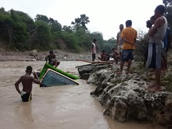 Dua Truk di Kupang Terjebak Banjir Bandang