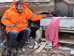 Potret Pilu Ayah Genggam Tangan Putrinya yang Tewas di Gempa Turki